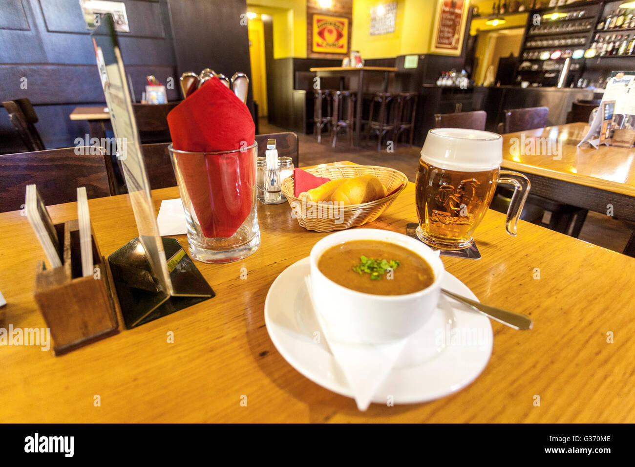 Kutteln Suppe und Tschechisches Bier Kozel, Prag Essen an der Bar Pod Petřínem, Mala Strana, Prag, Tschechische Republik Stockfoto