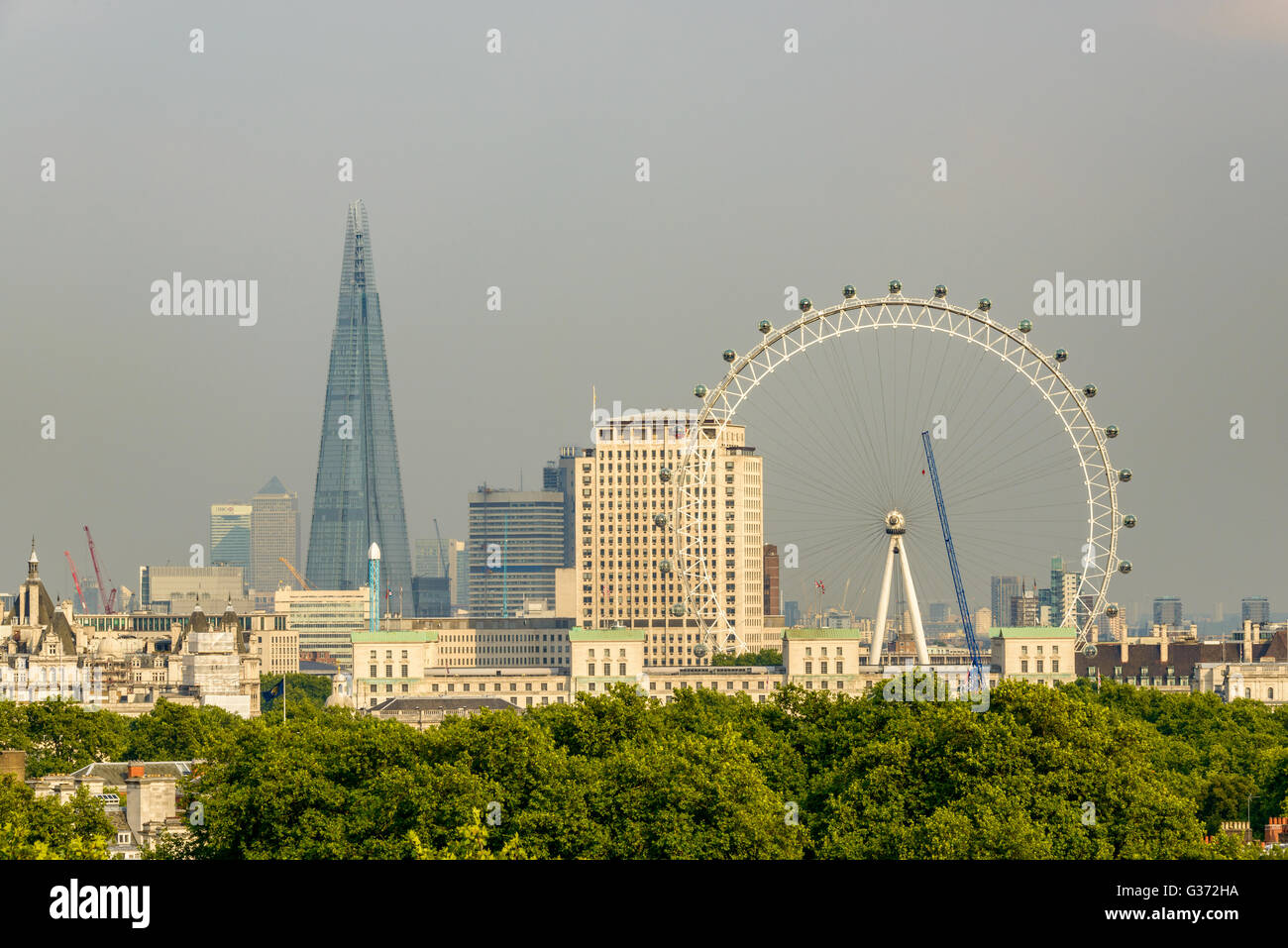 Ca. September 2013: Skyline von London, Green Park im Vordergrund Stockfoto