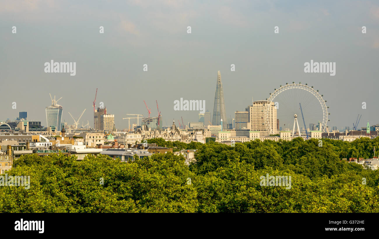 Ca. September 2013: Skyline von London, Green Park im Vordergrund Stockfoto