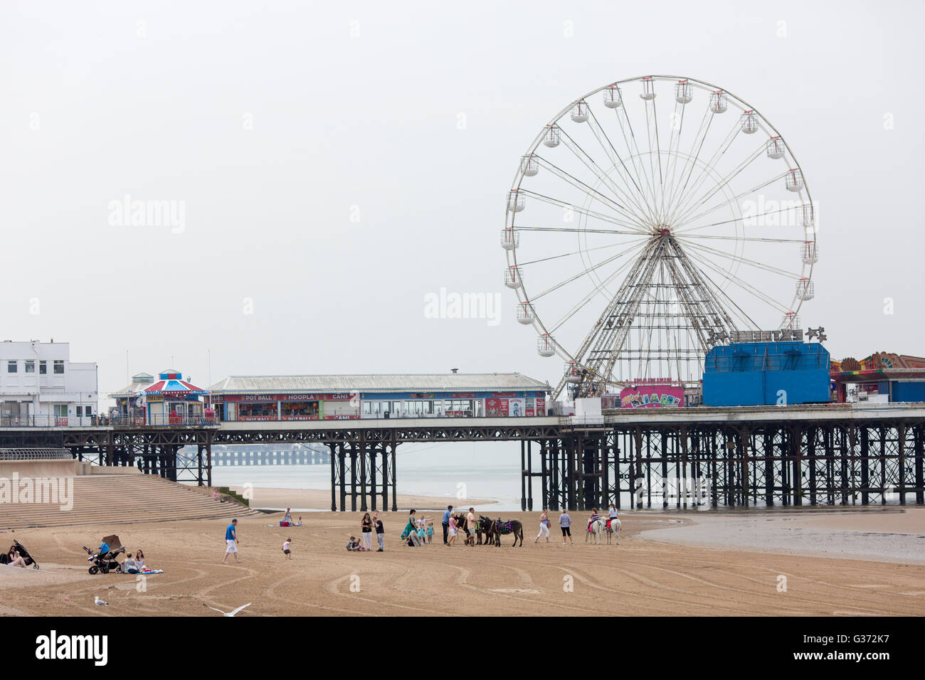 Warmes Wetter in Blackpool, England, heute (Dienstag, 7. Juni 2016) A Blick auf den Strand und die Central Pier. Stockfoto
