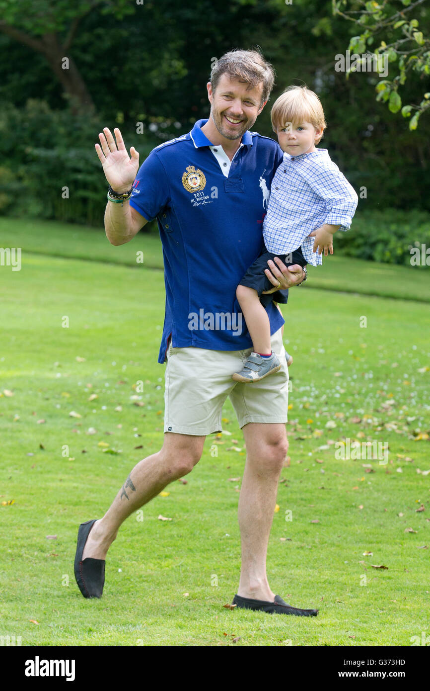 Kronprinz Frederik von Dänemark und sein Sohn Prinz Vincent von Dänemark besuchen eine Familie Sommer Fototermin Schloss Grasten Stockfoto