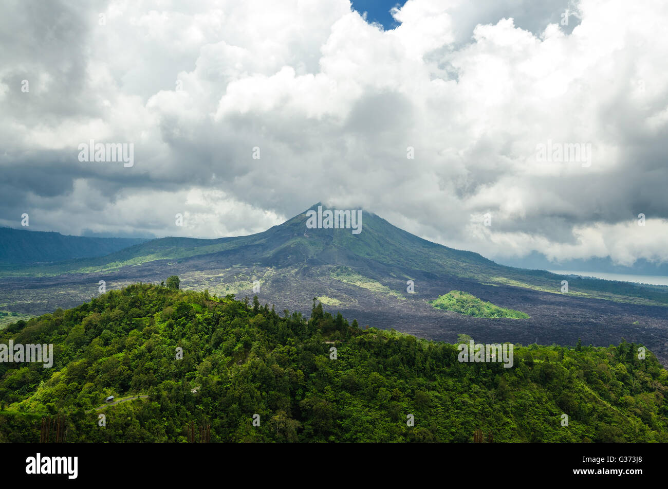 Vulkan Mount View von Kintamani, Bali, Indonesien - Blick auf Vulkan Landschaft mit Wald in Bali. Stockfoto