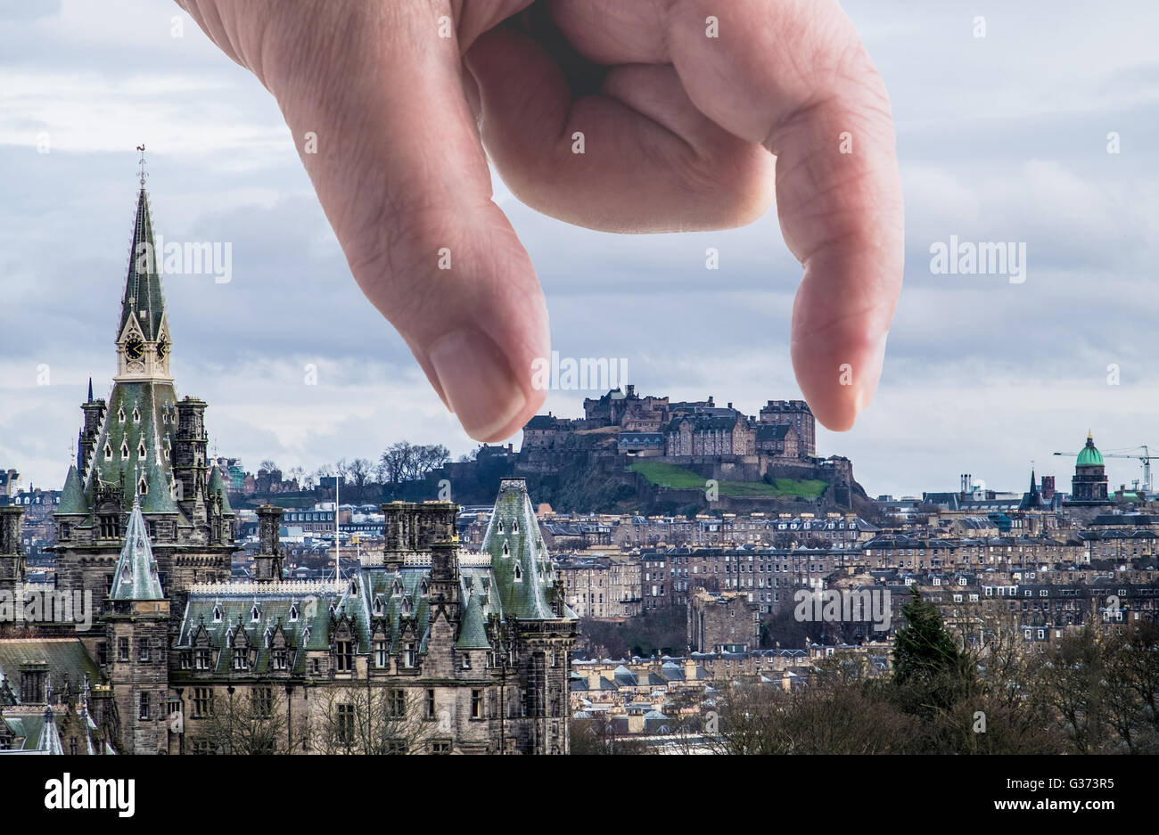 Eine andere Perspektive des Edinburgh Castle - die Hand eines Mannes sah aus wie es ist Abholung oder Festlegung von Edinburgh Castle Stockfoto