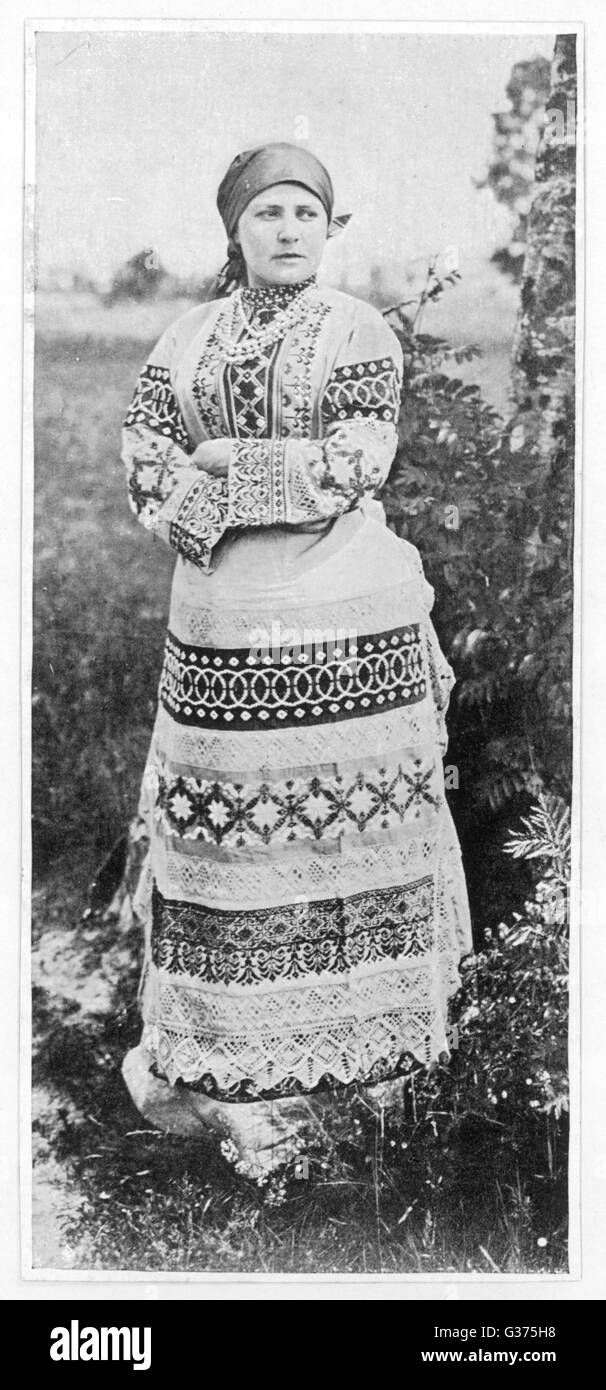 Eine russische Bäuerin in einem sehr dekorativ in voller Länge Kleid Datum: circa 1905 Stockfoto