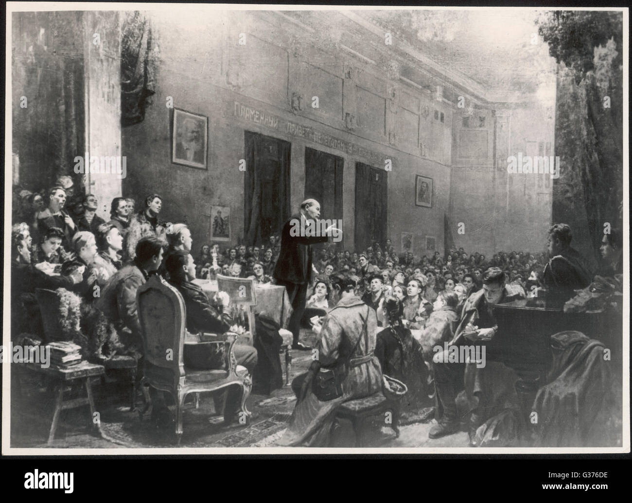 VLADIMIR LENIN russischer Staatsmann steht bis zu eine große Besprechung ansprechen.       Datum: 1870-1924 Stockfoto