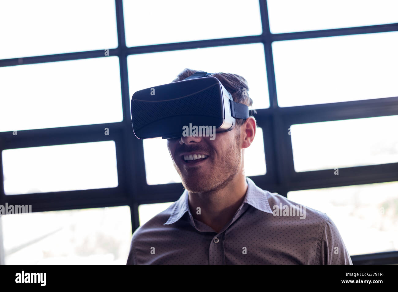 Geschäftsmann mit virtual-Reality-Gerät Stockfoto