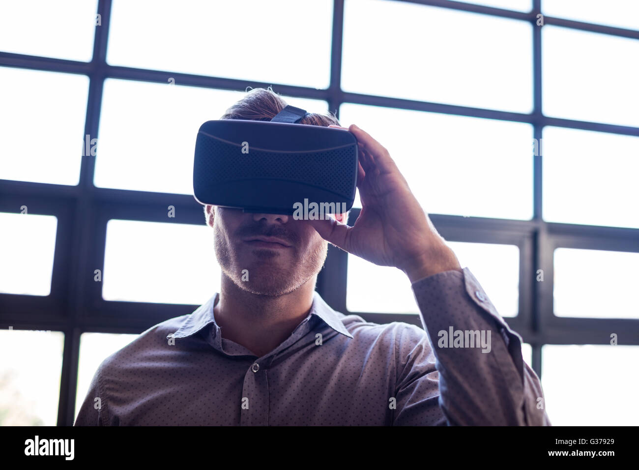 Geschäftsmann mit virtual-Reality-Gerät Stockfoto