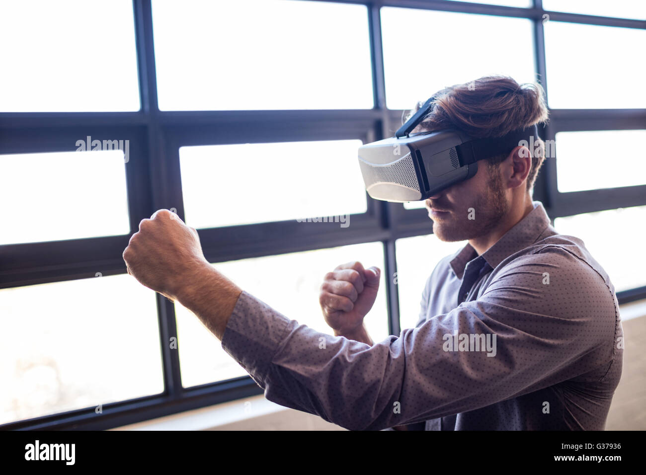 Geschäftsmann mit virtual-Reality-Gerät Stockfoto