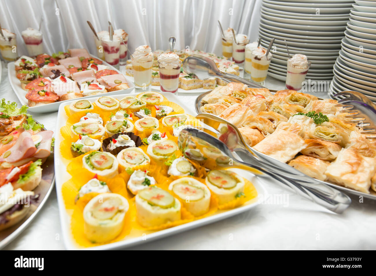Blick auf verschiedene Lebensmittel auf den Tisch, viele kalte Snacks am Buffet-Tisch, catering Stockfoto