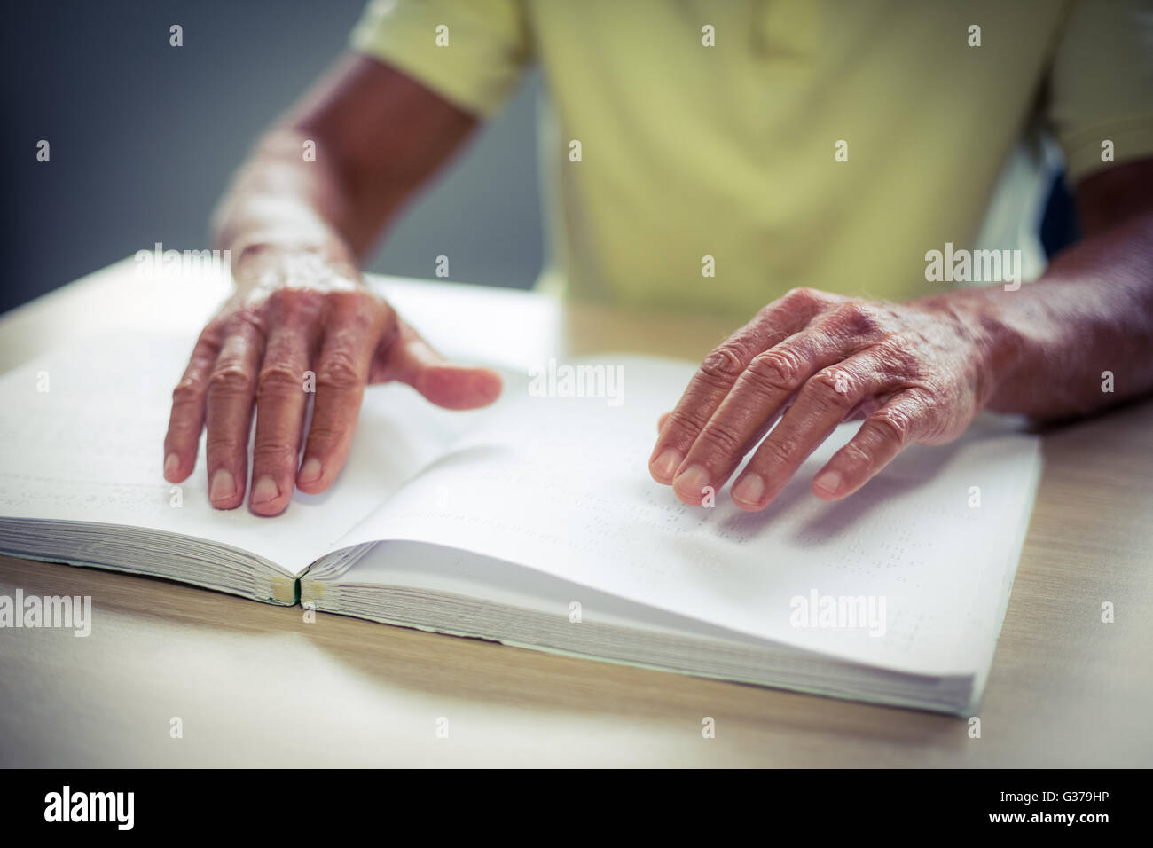 Senioren blinde ein Braille-Buch lesen Stockfoto