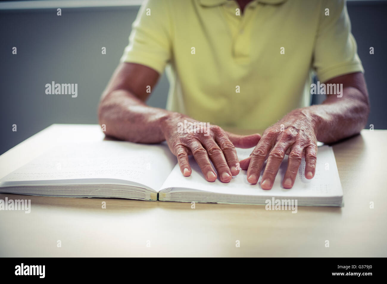Senioren blinde ein Braille-Buch lesen Stockfoto