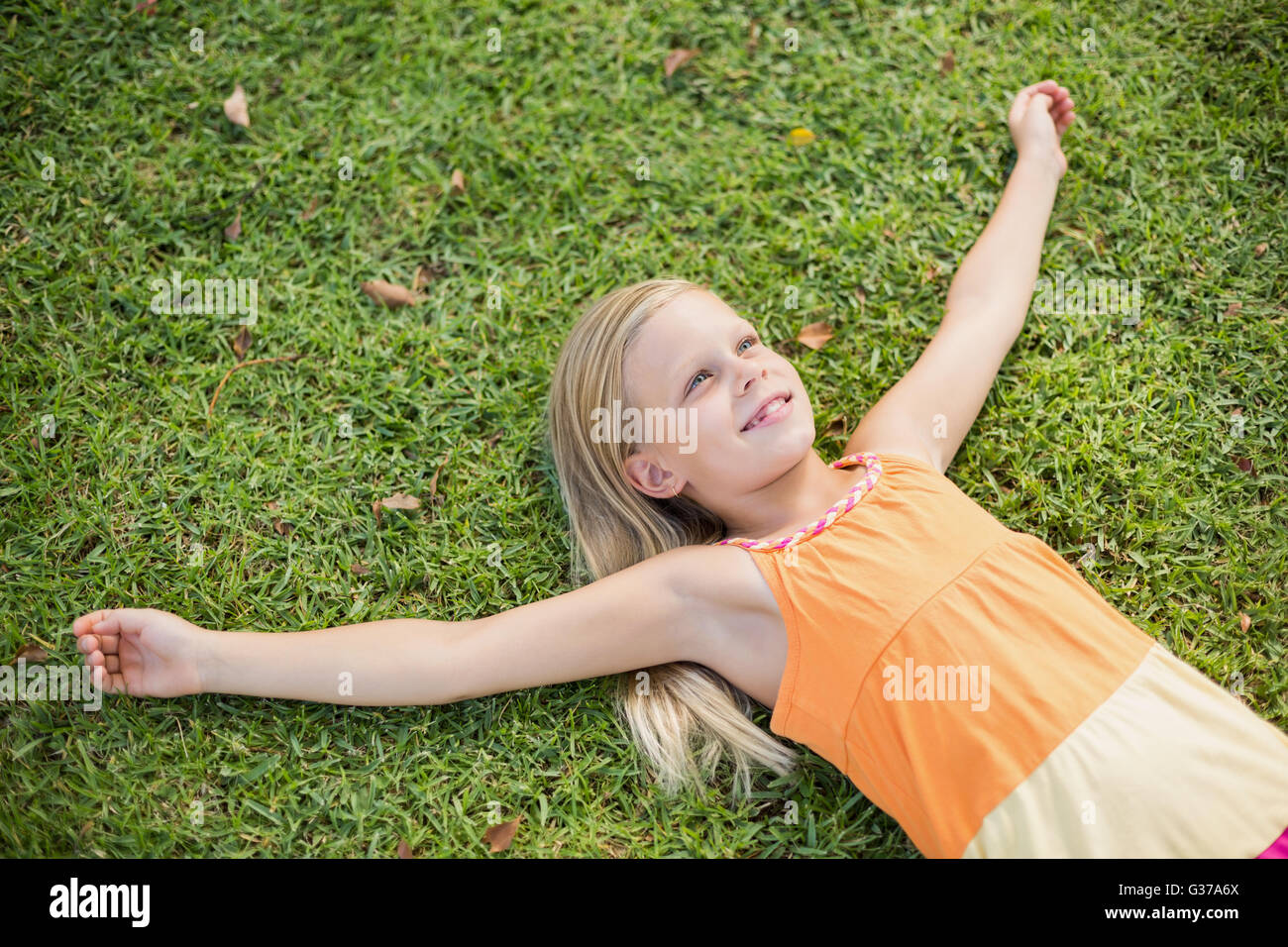 Junges Mädchen auf dem Rasen liegend Stockfoto