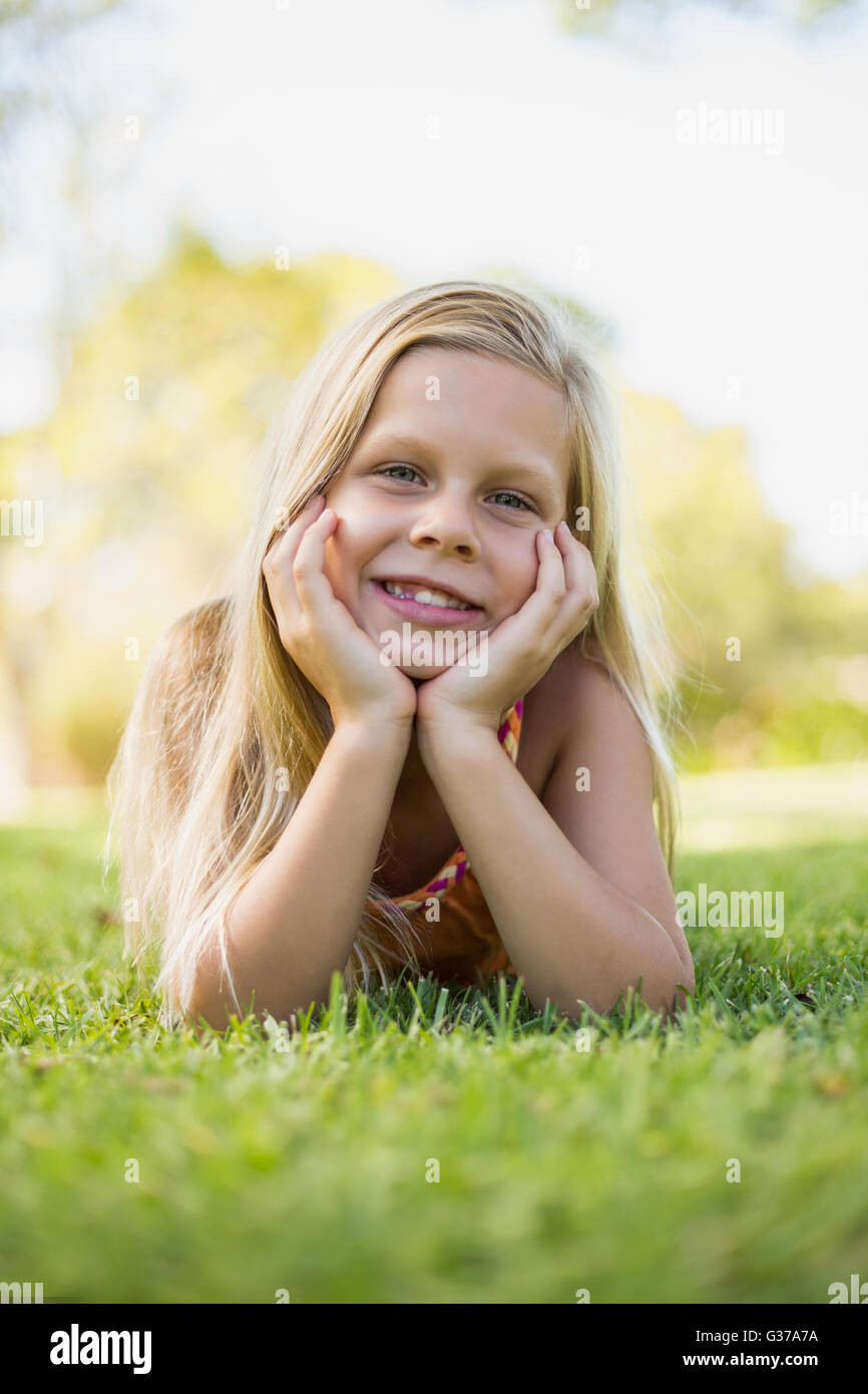 Junges Mädchen auf dem Rasen liegend Stockfoto