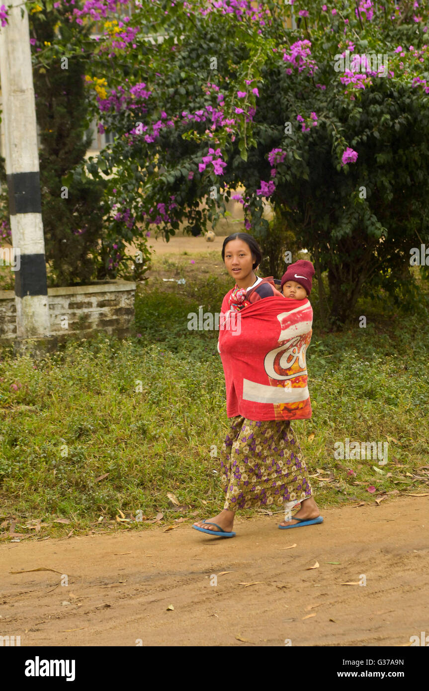 Asiatisch, Myanmar, Menschen von Kengtung im Haus des Bambus. Stockfoto