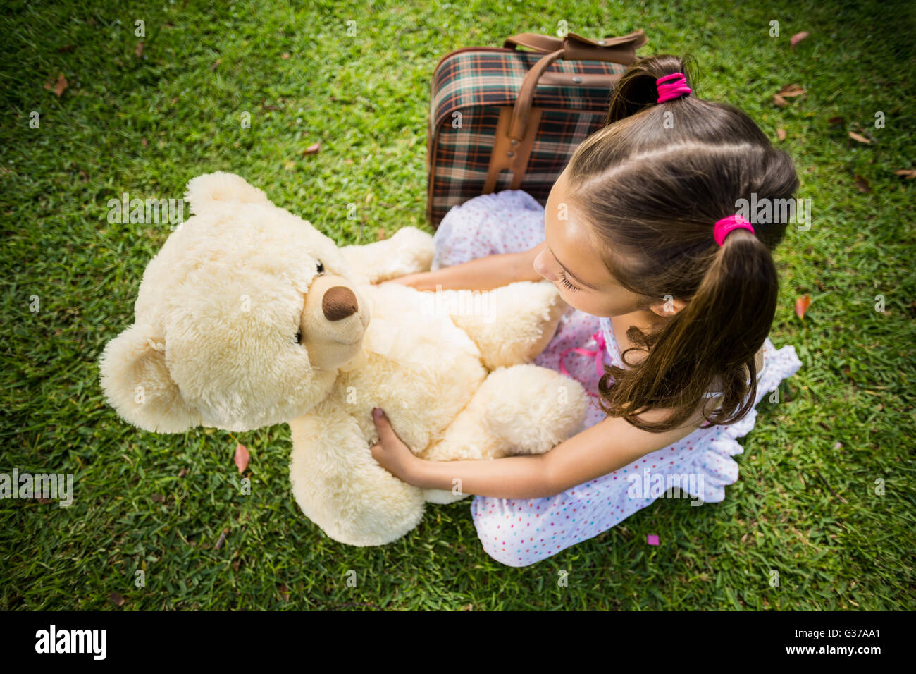 Junges Mädchen mit einem Teddy-Bären Stockfoto