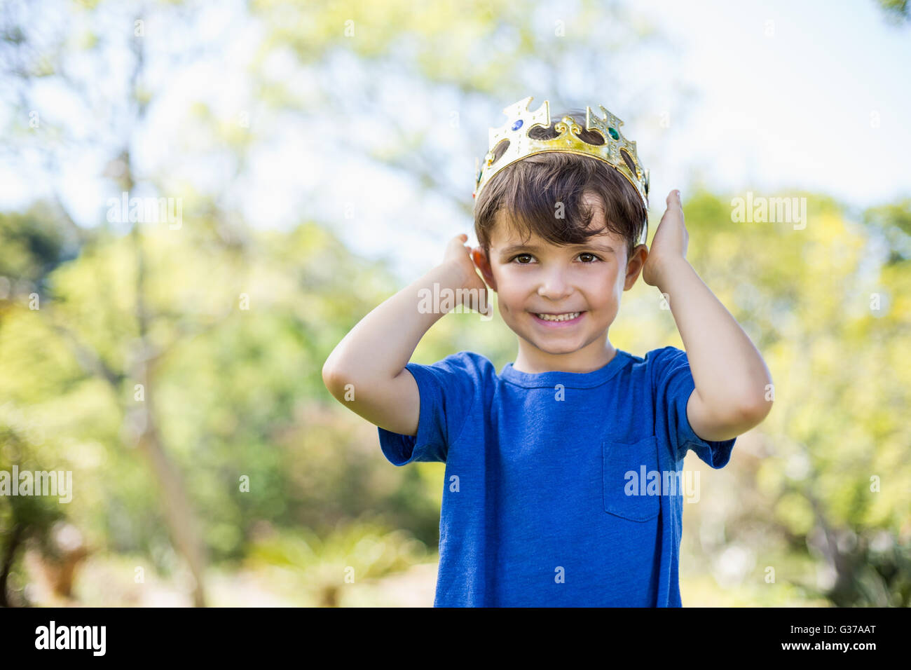 Kleiner Junge mit einer Krone Stockfoto