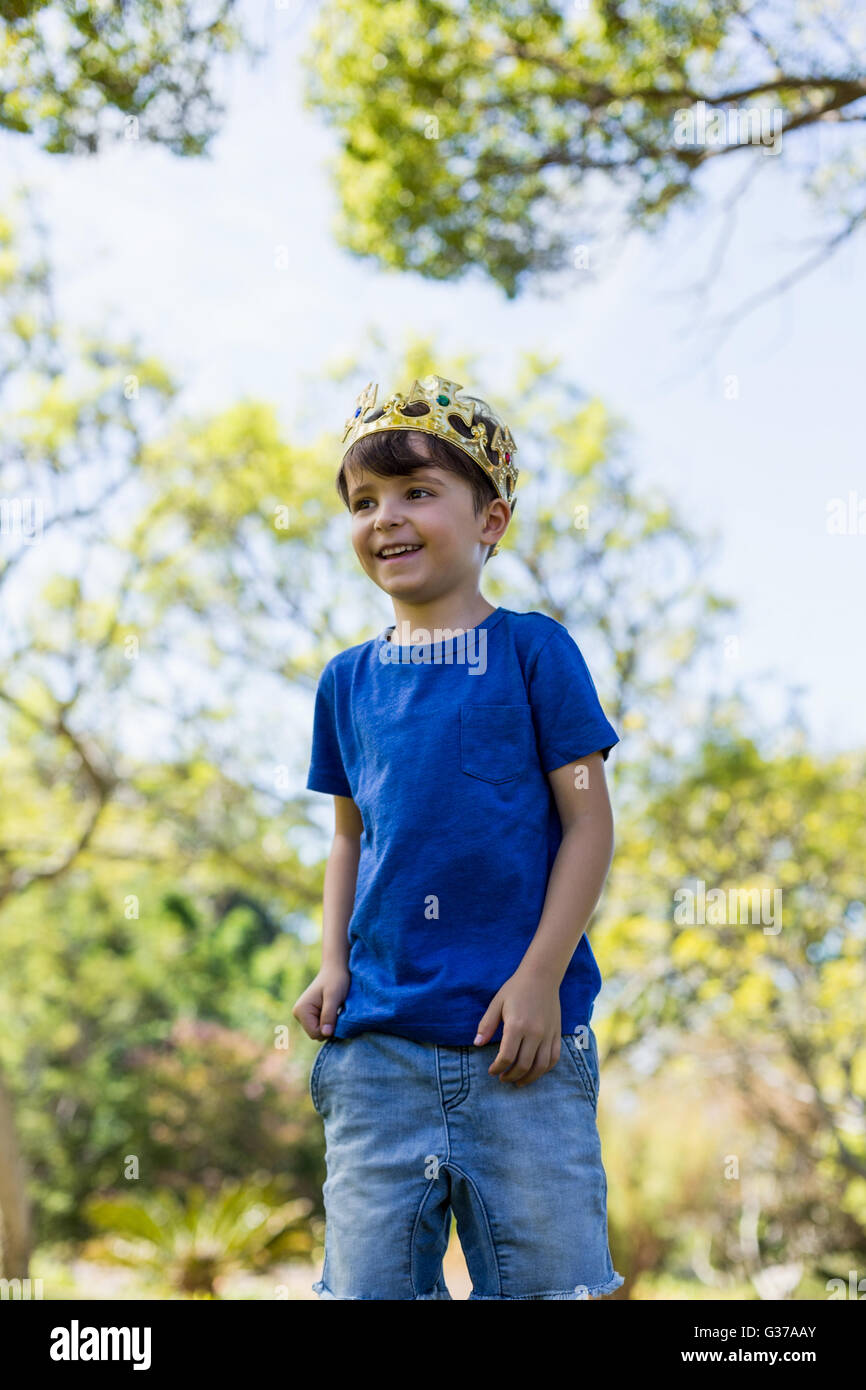 Kleiner Junge mit einer Krone Stockfoto