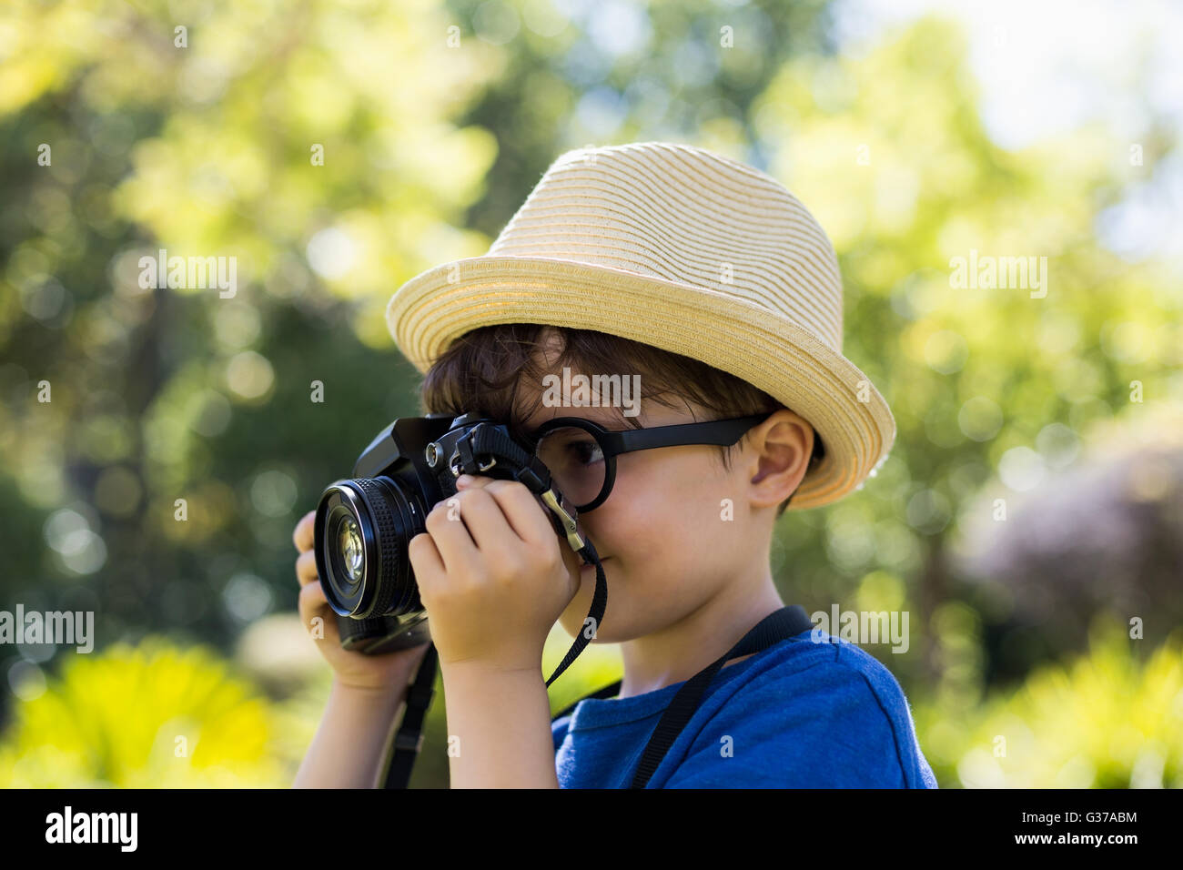 Junge, die Sie auf ein Foto von der Kamera Stockfoto