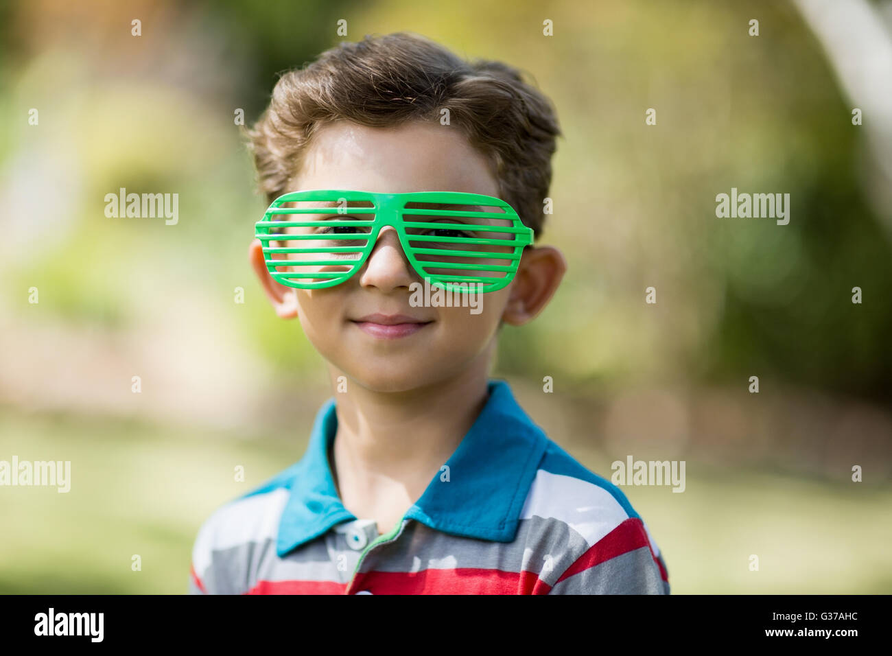 Jungen tragen Shutter shades Stockfoto