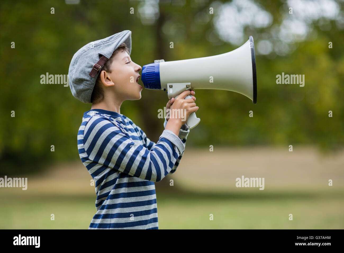 Jungen sprechen über Megaphon Stockfoto