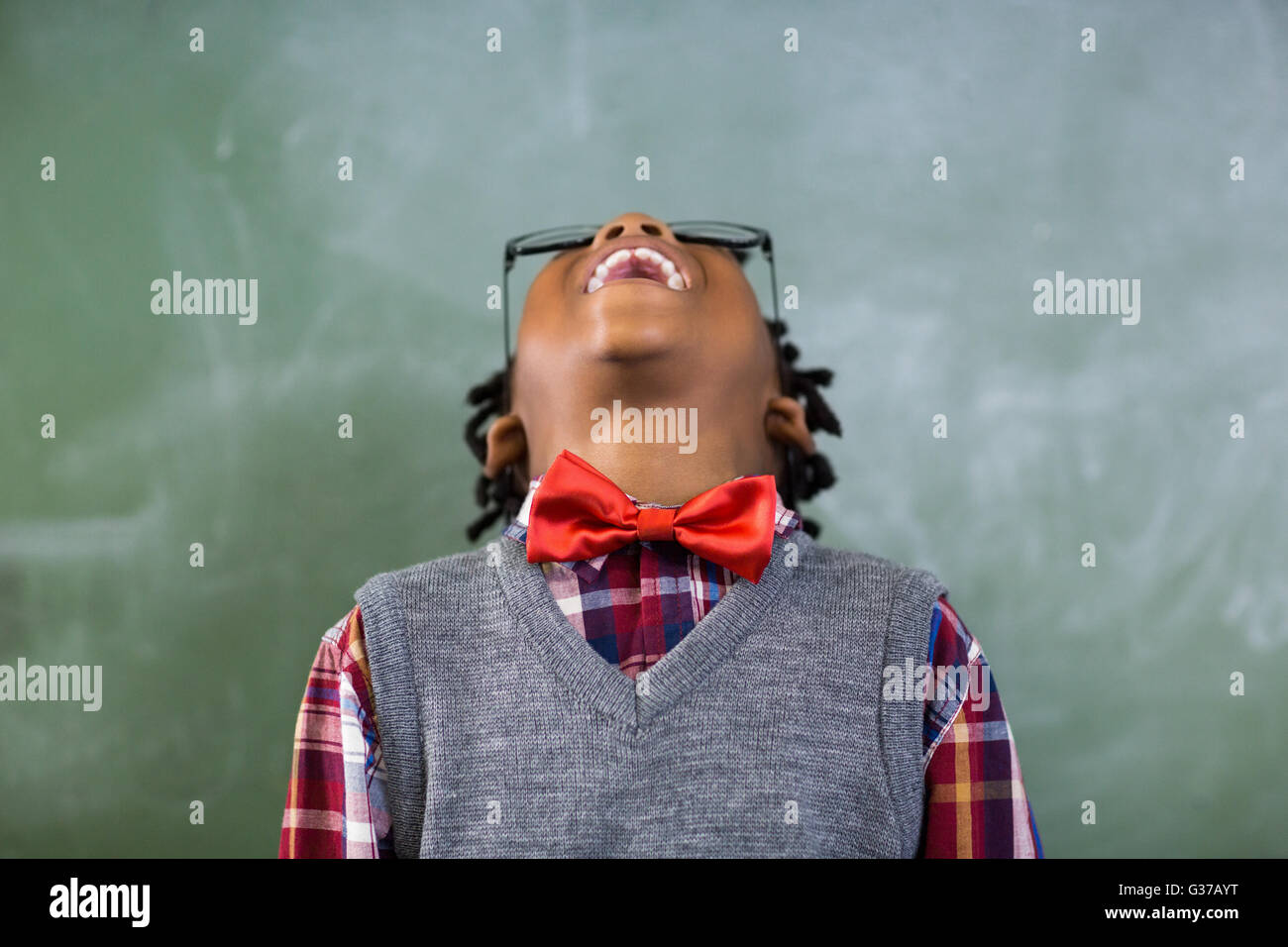 Glückliche Schüler nachschlagen und Lachen im Klassenzimmer Stockfoto