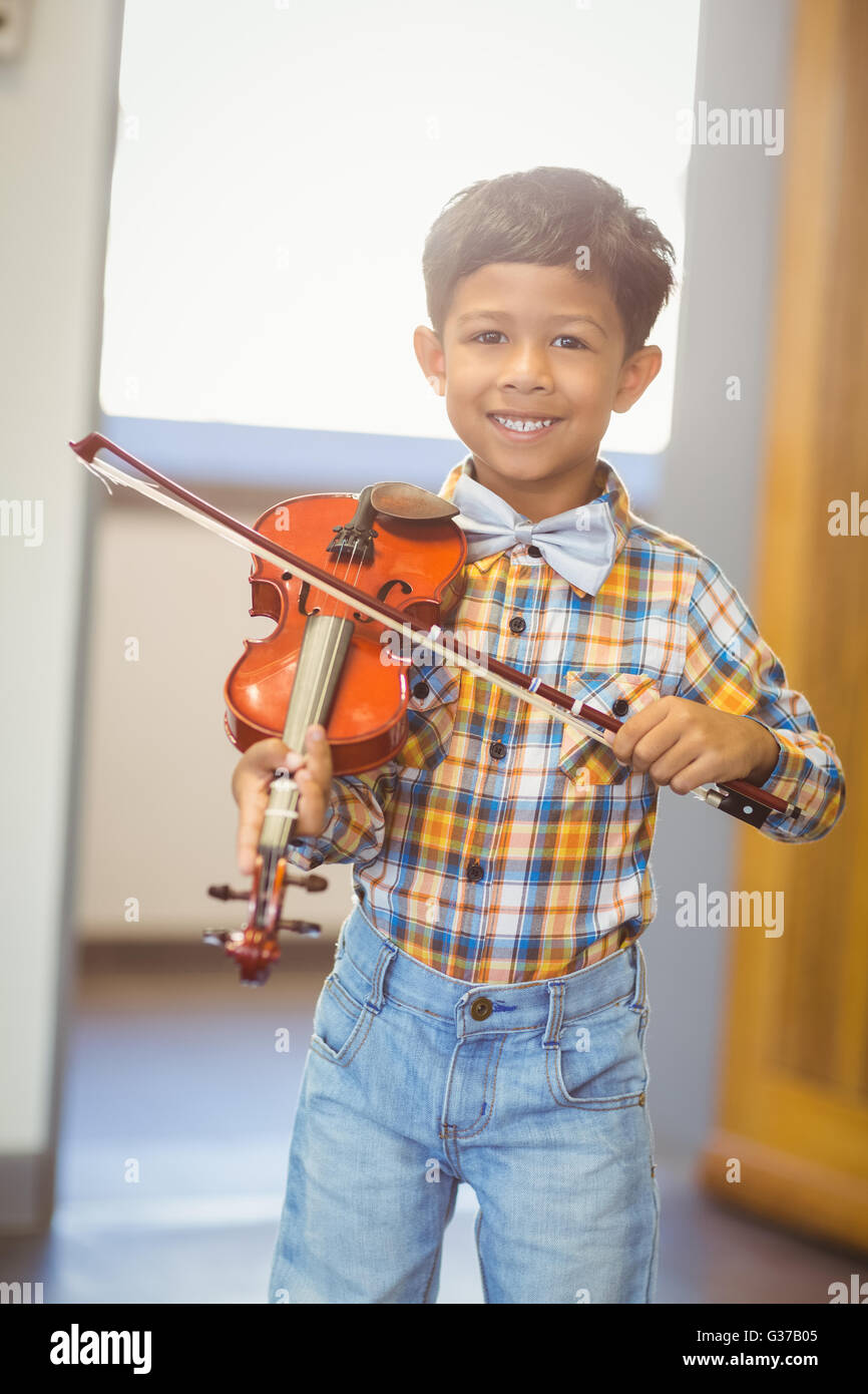 Porträt von lächelnden Schuljunge Geigenspiel Stockfoto