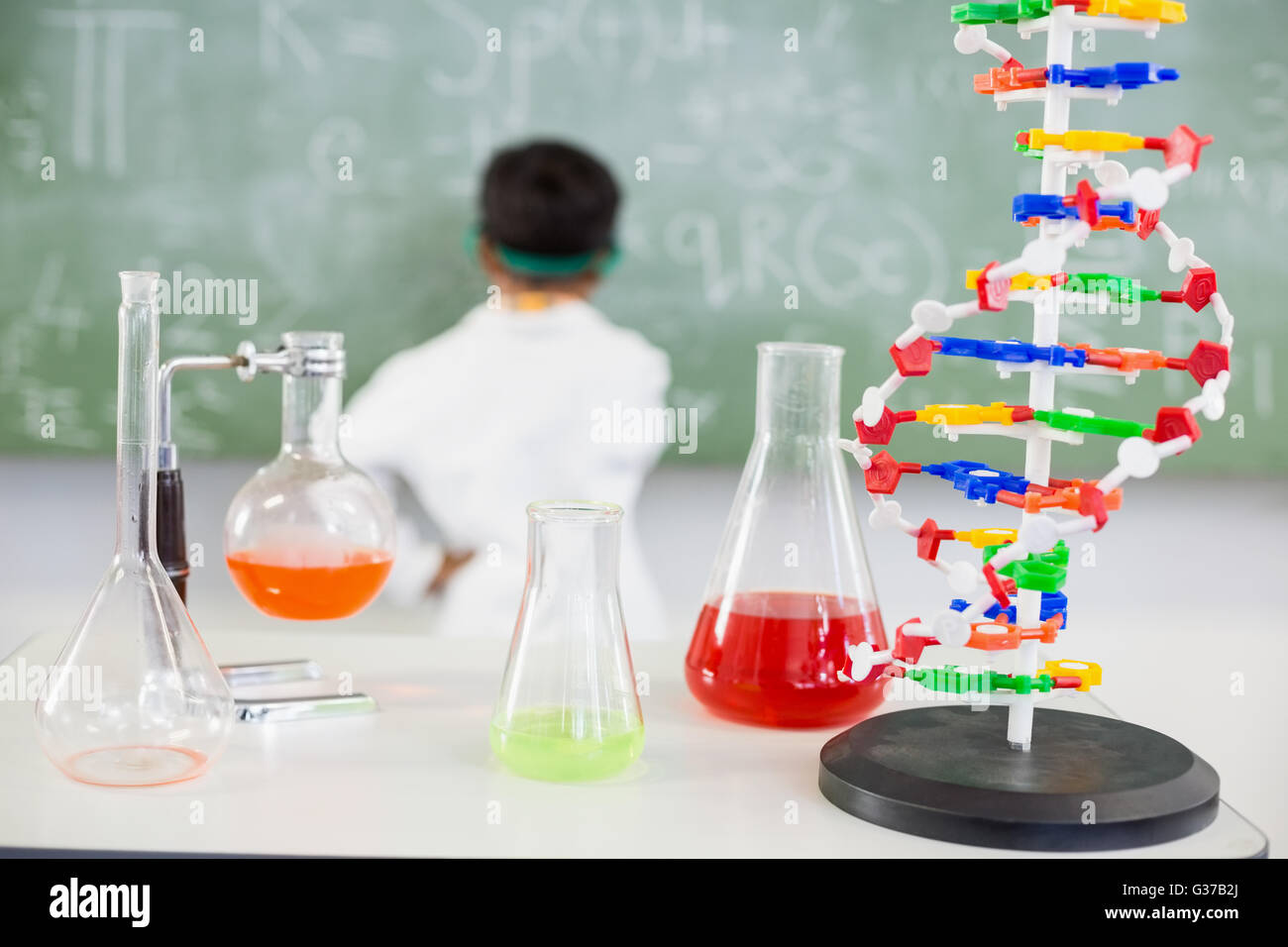 Chemikalien-Becher und Flaschen-n-Tisch im Labor Stockfoto