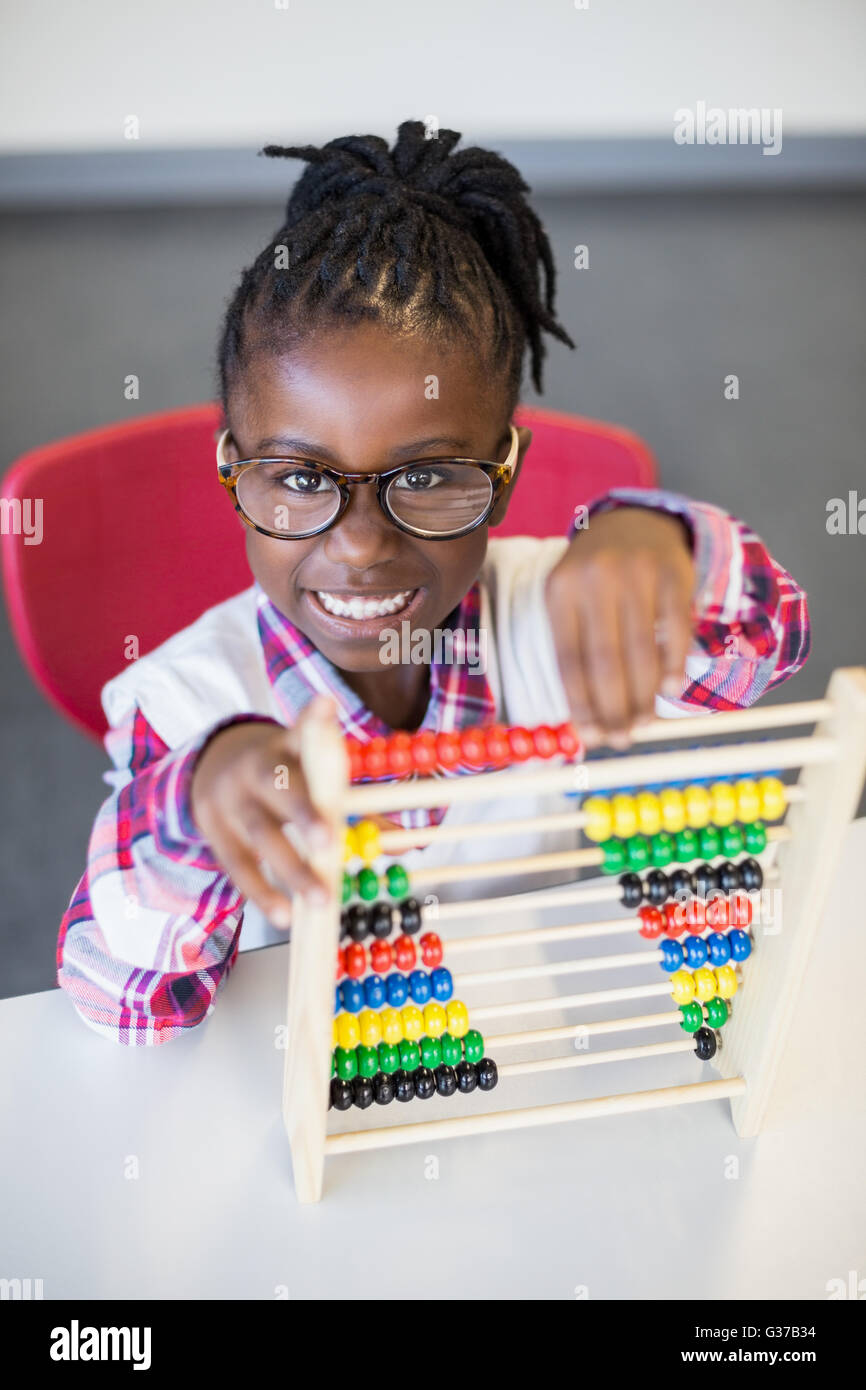 Schulmädchen mit einem Mathematik-Abakus in der Schule Stockfoto