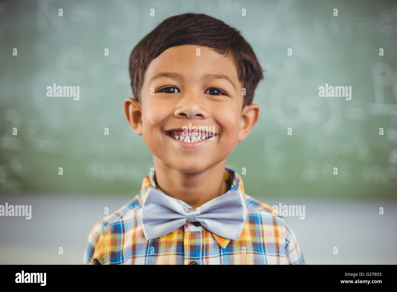 Porträt von glücklich lächelnd in Klassenzimmer Schuljunge Stockfoto