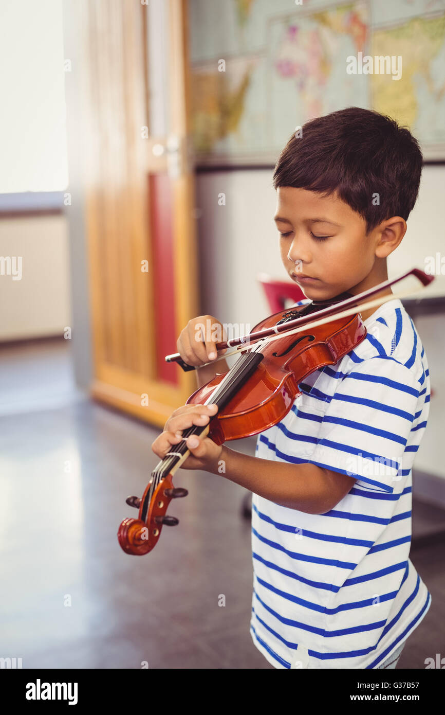 Schüler spielen Violine im Klassenzimmer Stockfoto