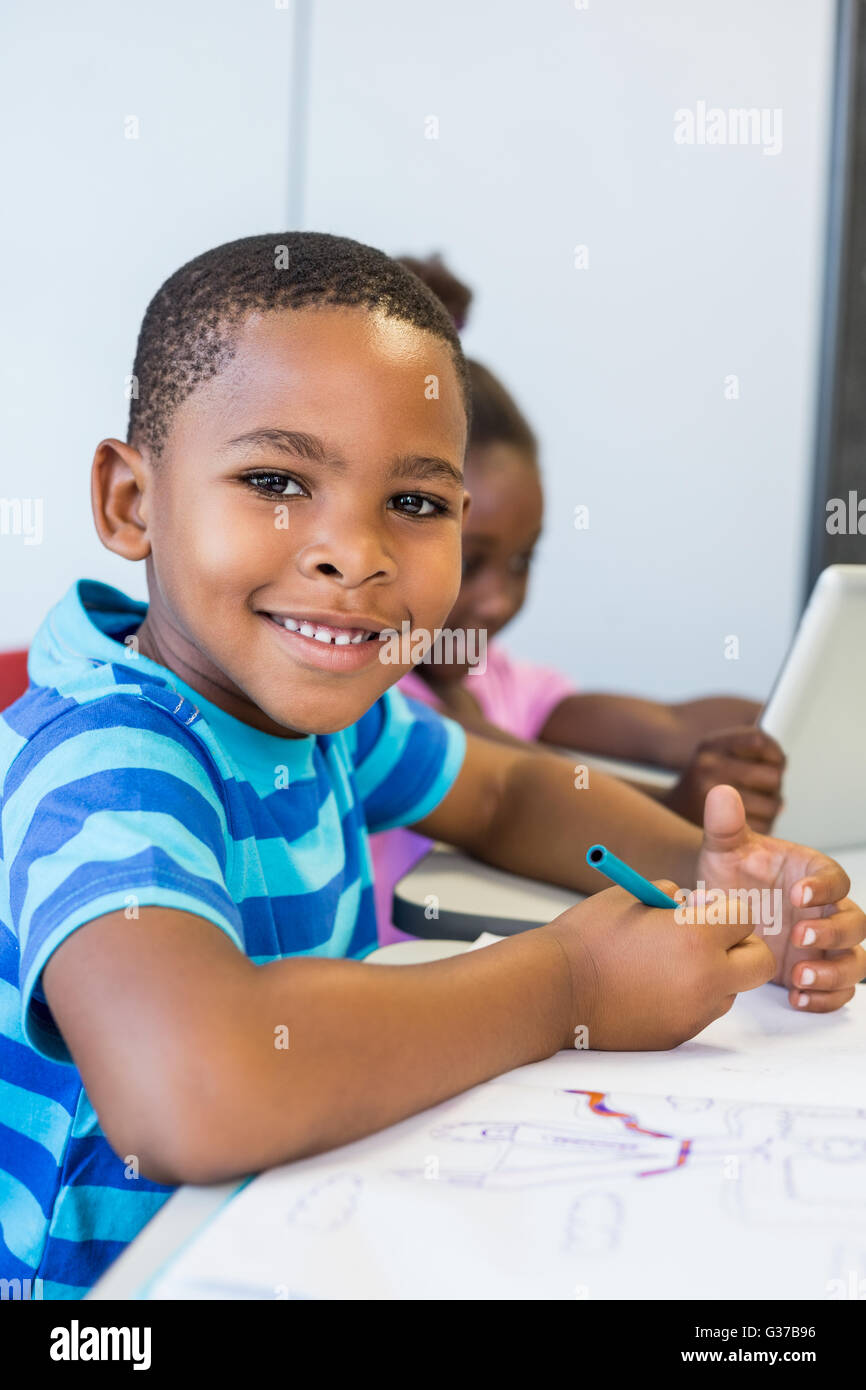 Porträt der Schüler Hausaufgaben im Klassenzimmer Stockfoto