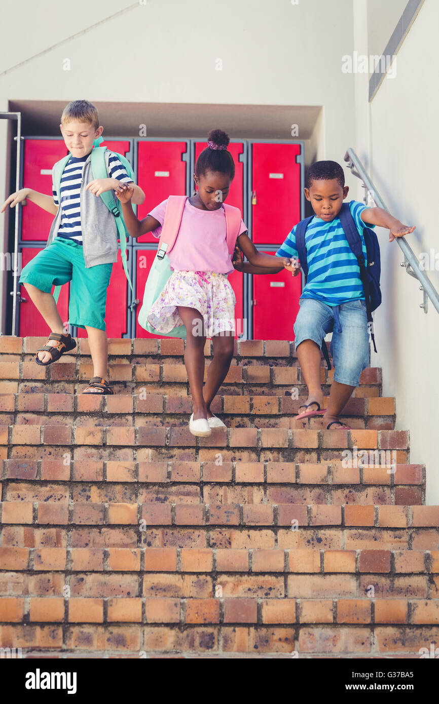 Schulkinder aus Treppe herunterkommen Stockfoto