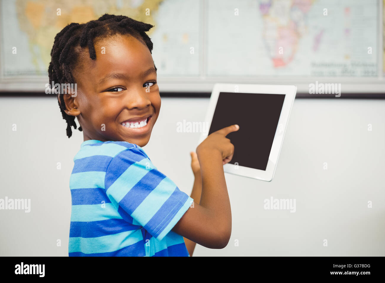 Portrait Schule Jungen mit einem digitalen Tablet im Klassenzimmer Stockfoto