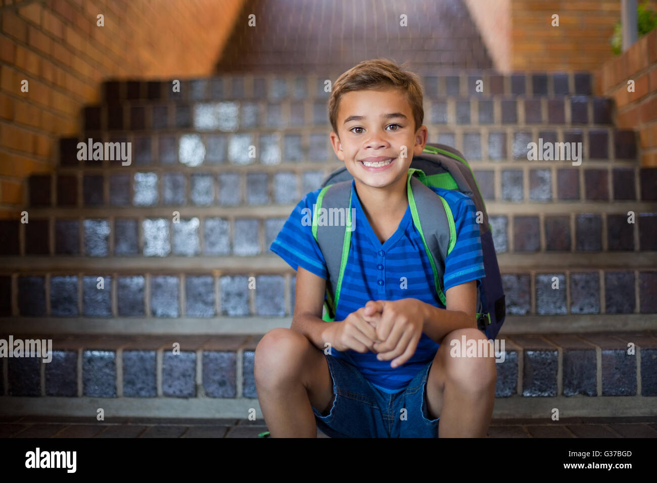 Lächelnd Schüler sitzt auf der Treppe Stockfoto