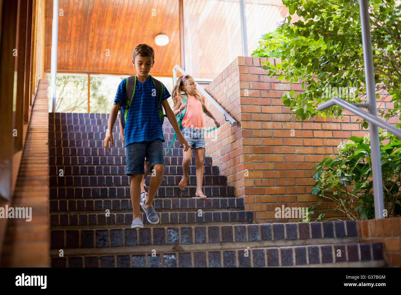 Schulkinder zu Fuß auf der Treppe Stockfoto