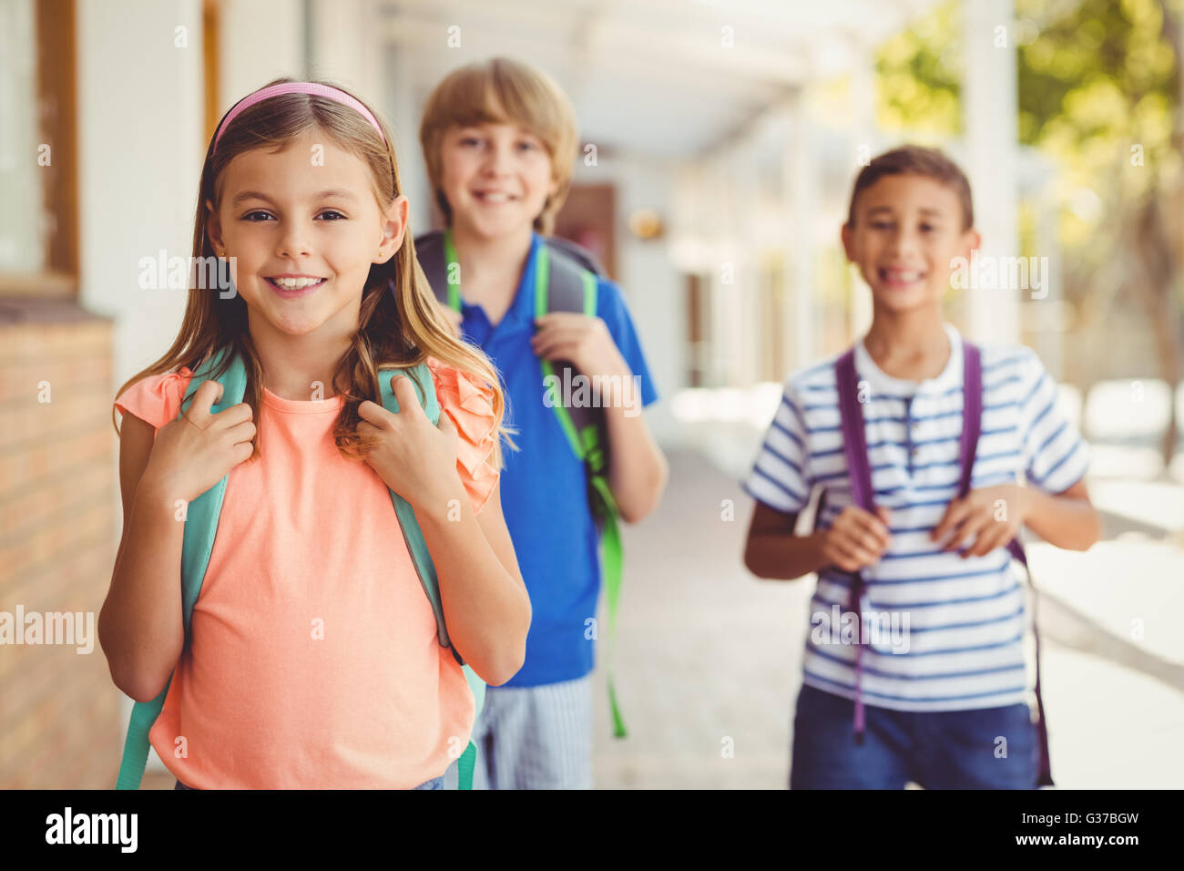 Lächelnd Schule Kinder stehen im Flur der Schule Stockfoto