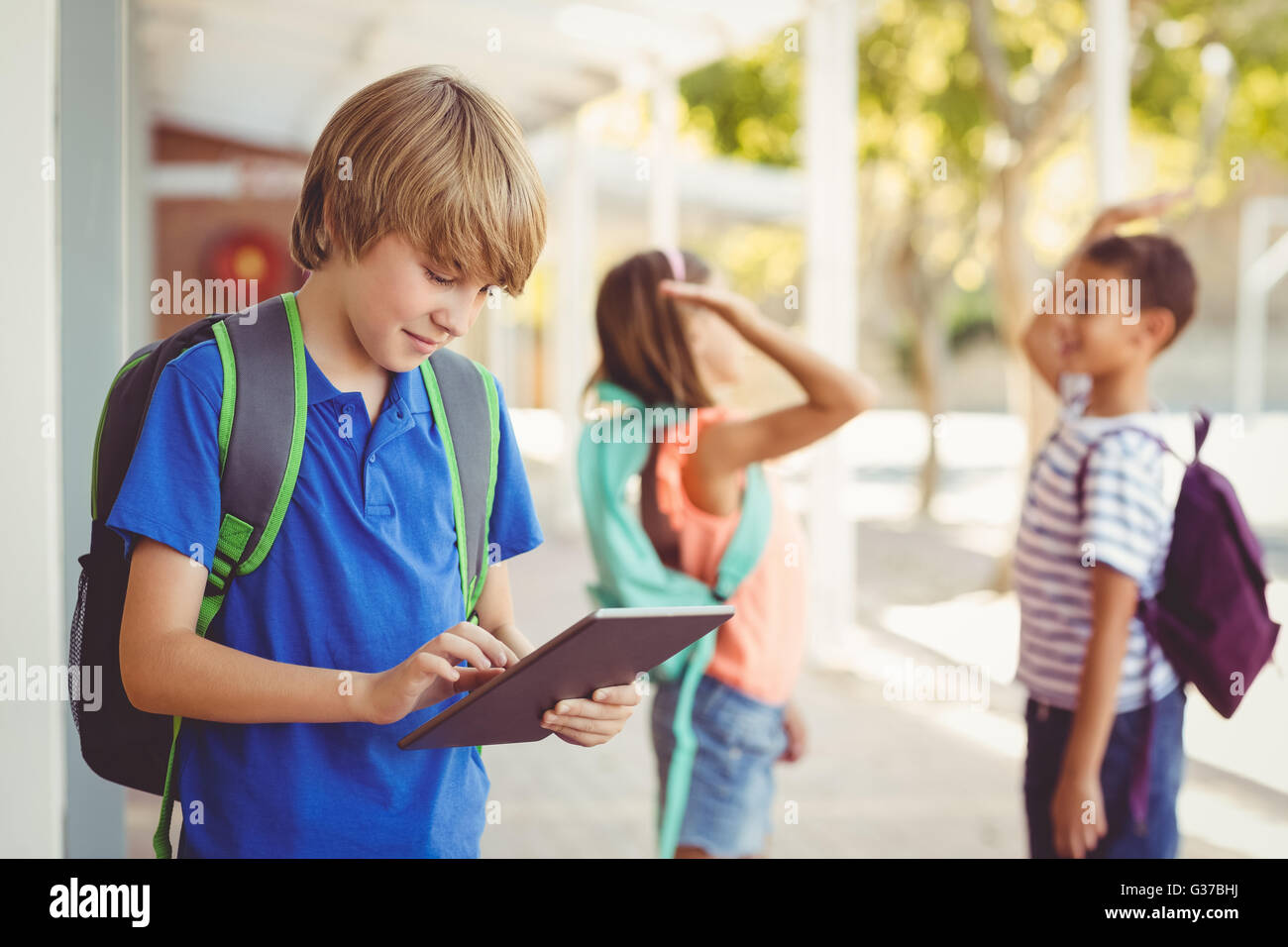 Schüler mit digital-Tablette im Flur der Schule Stockfoto