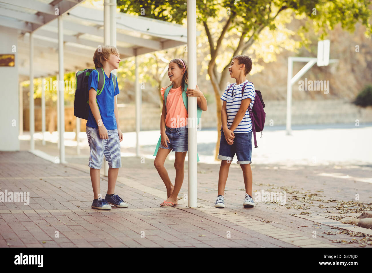 Schülerinnen und Schüler in der Schule Flur miteinander zu reden Stockfoto