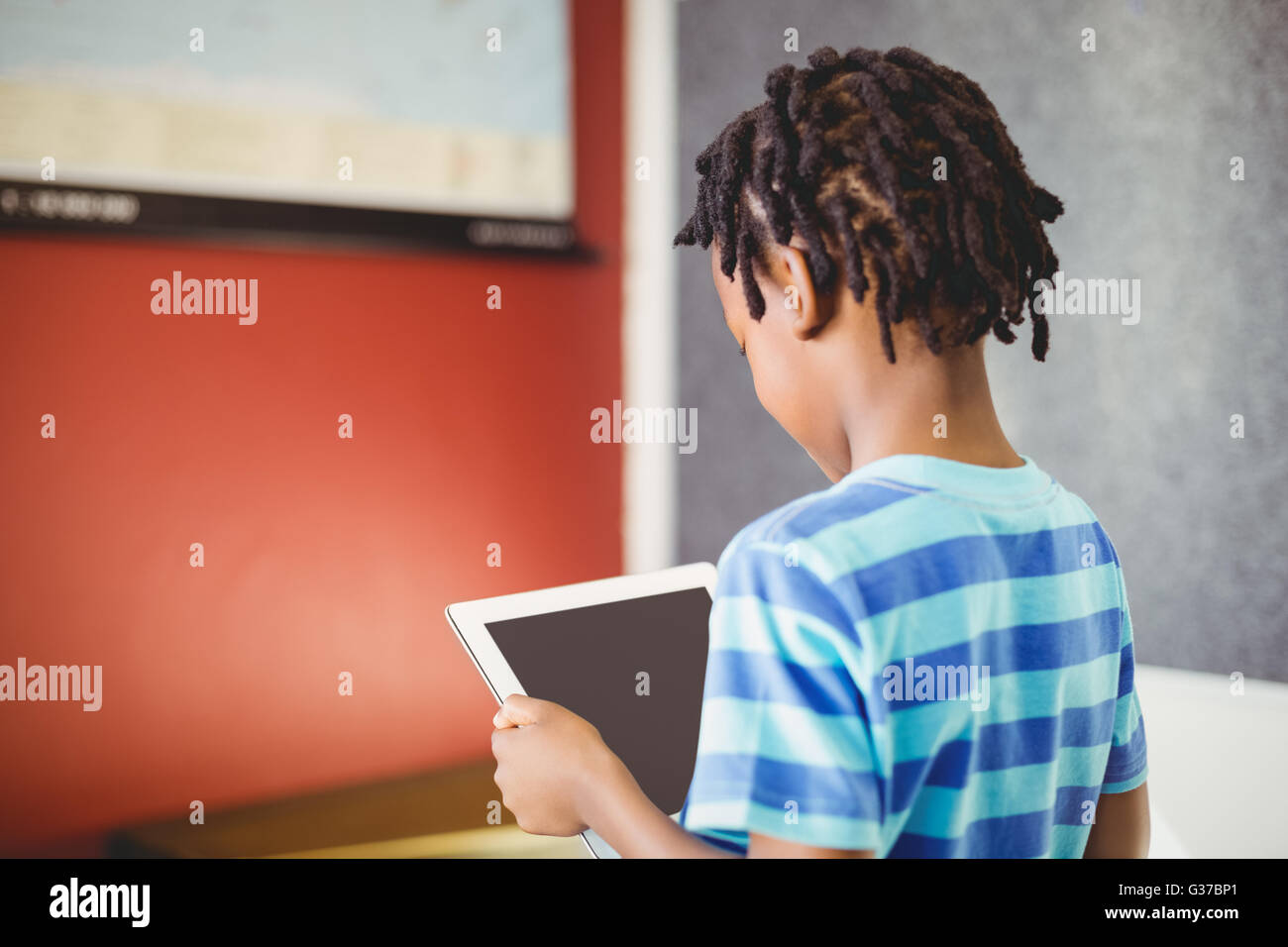 Schüler mit digital-Tablette im Klassenzimmer Stockfoto