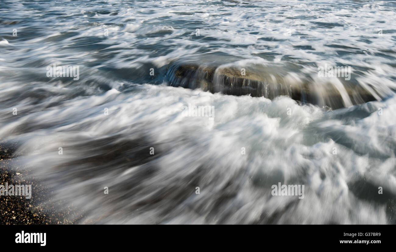 Meereswellen fließt über ein Meer-Felsen einen schöne Natur Wasser Hintergrund erstellen. Langzeitbelichtung Foto. Stockfoto