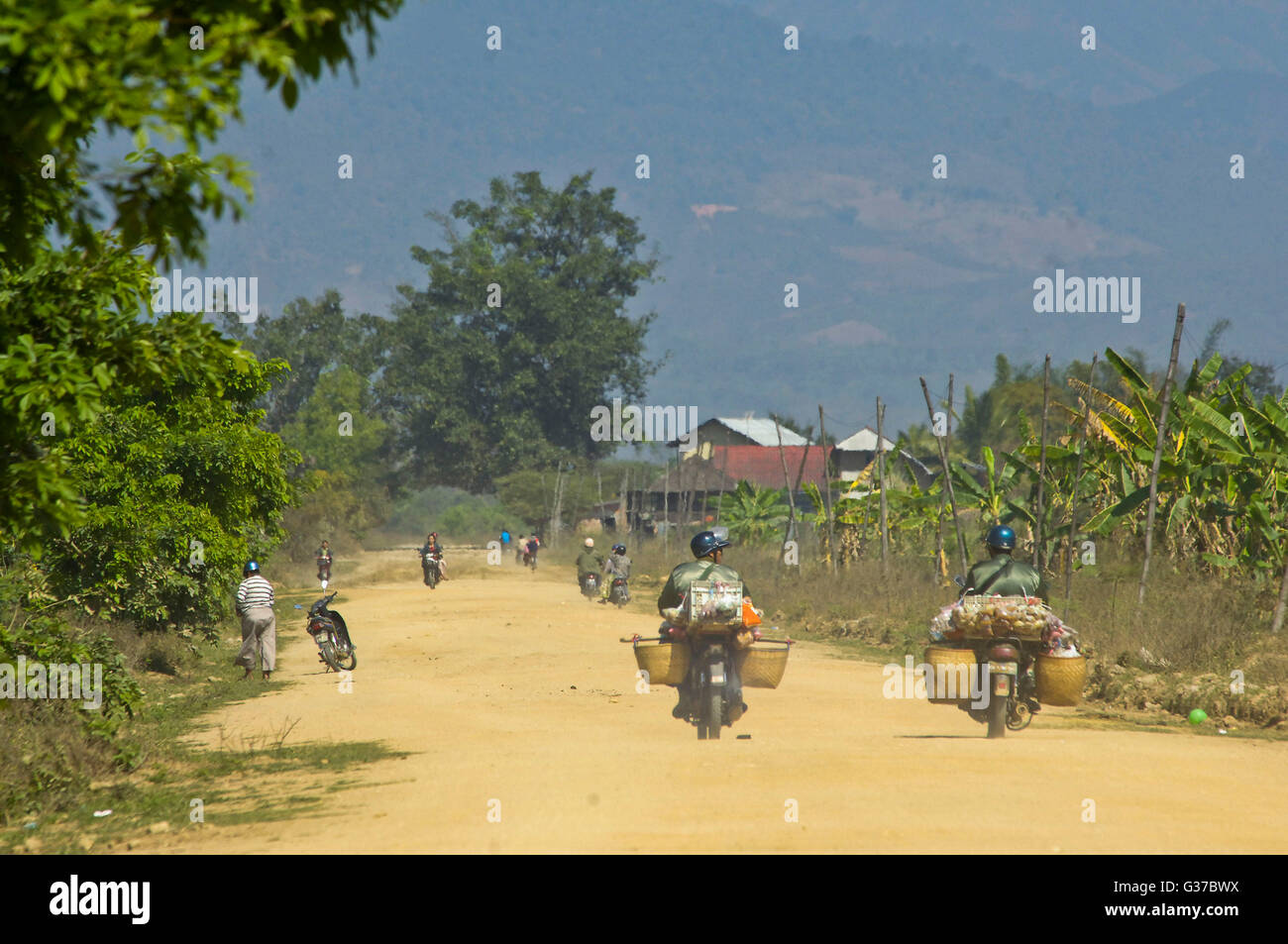 Asien, Myanmar, Kengtung, Trafic mit Motorrad unterwegs Main Yang aus der Stadt nach dem conutry Stockfoto