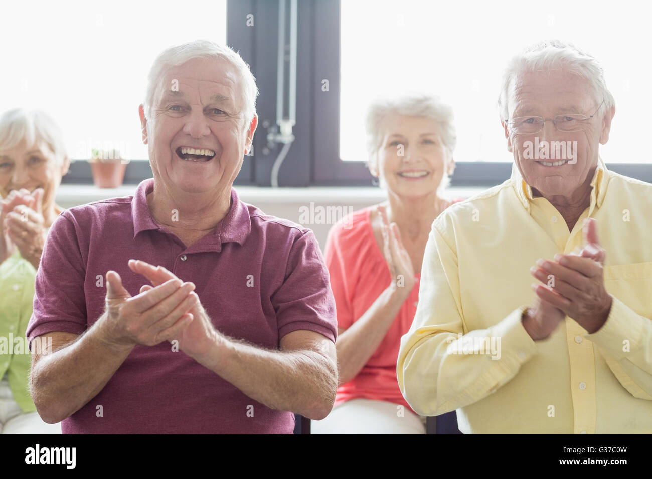 Senioren Händeklatschen Stockfoto
