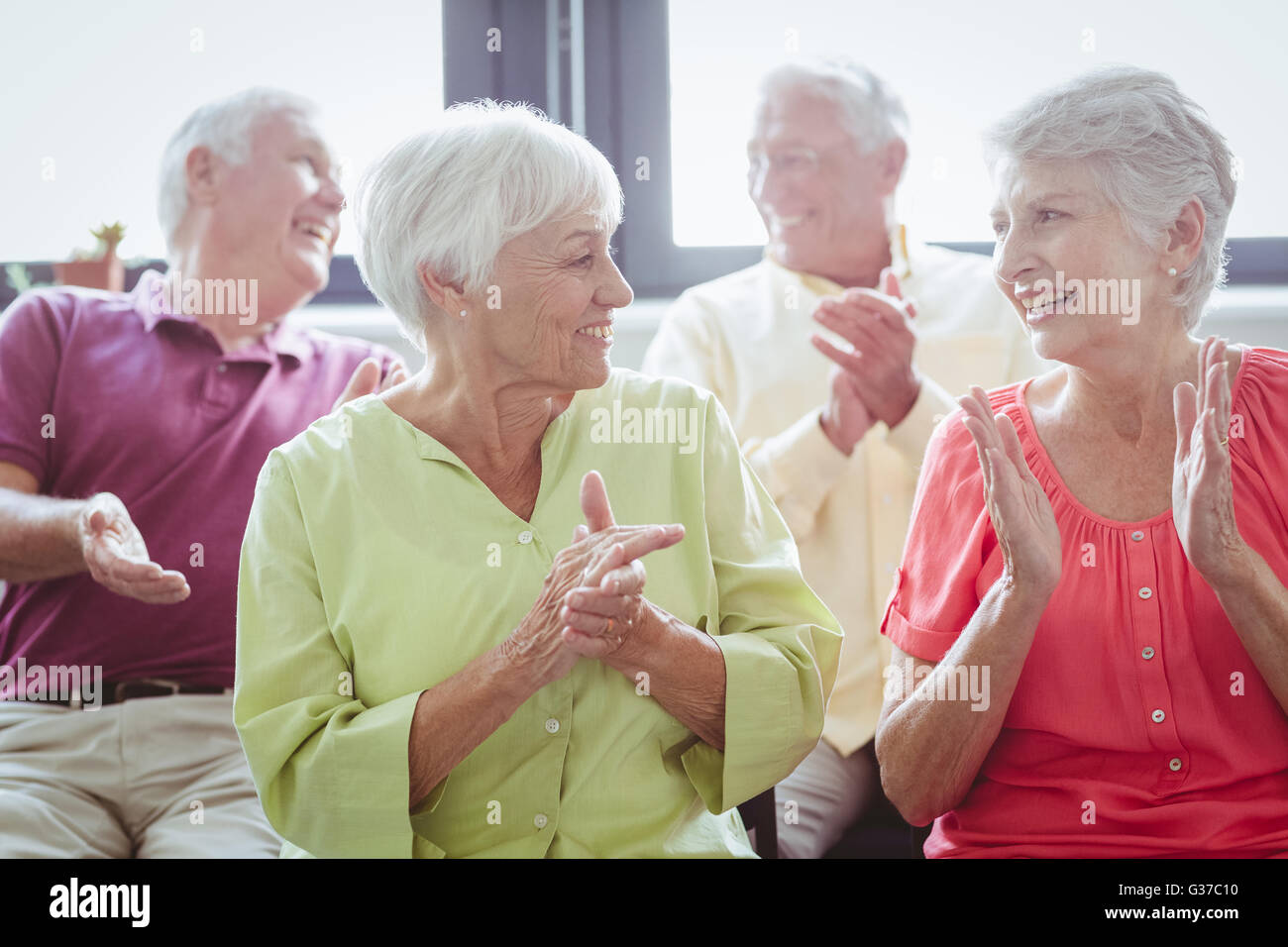 Senioren Händeklatschen Stockfoto