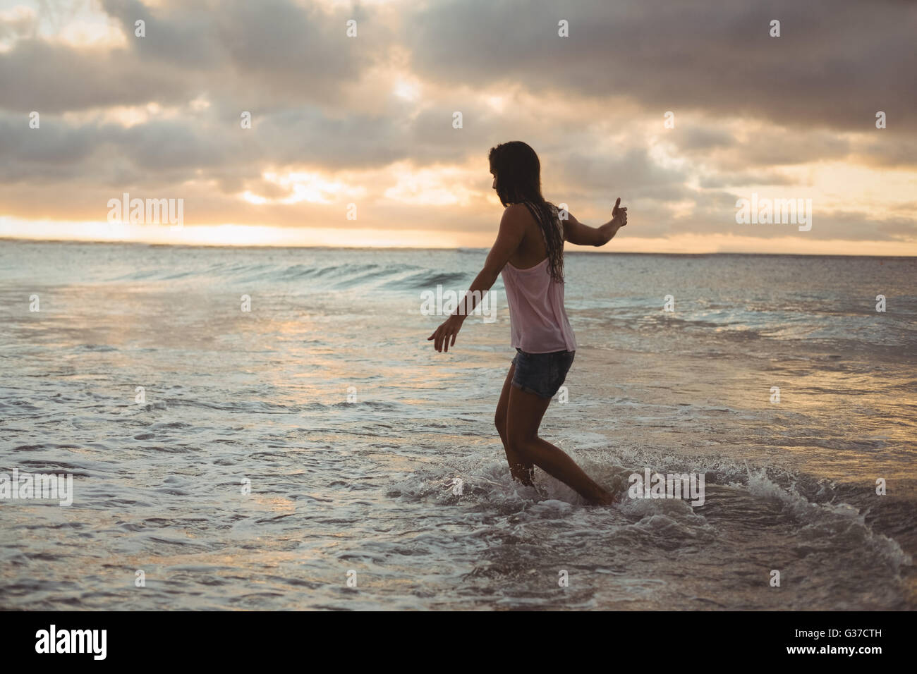 Schöne Frau, die Spaß am Strand Stockfoto