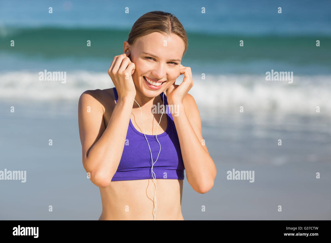 Portrait der schönen Frau Musik hören während des Trainings Stockfoto