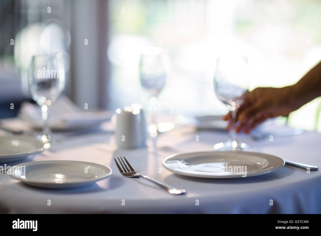 Kellnerin, Tischdecken Stockfoto