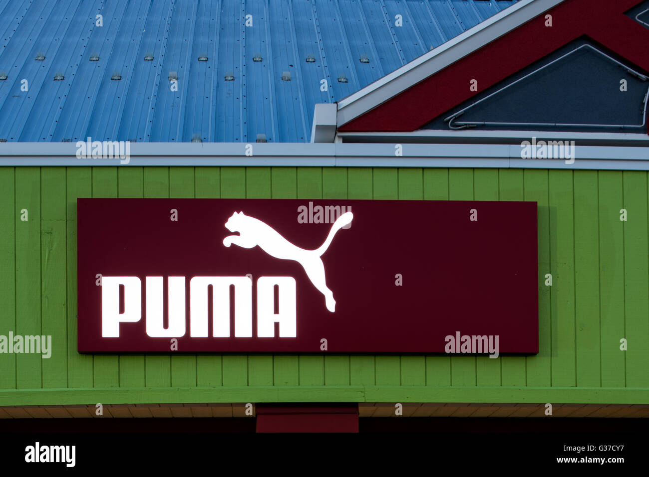 Oshkosh, WI - 5. Juni 2016: Puma speichern Zeichen nachts beleuchtet Stockfoto