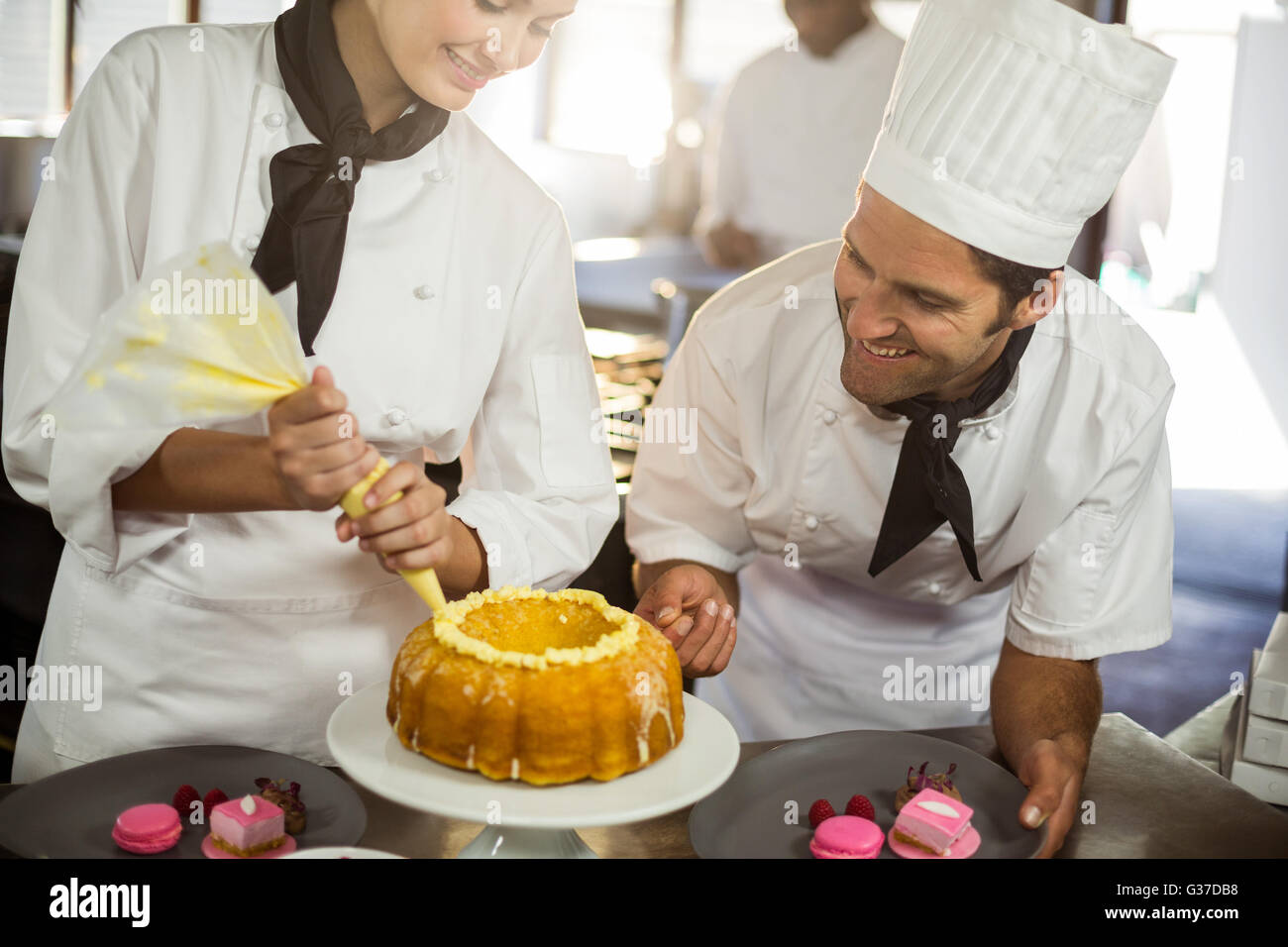 Zwei Köche einen Kuchen vorbereiten Stockfoto