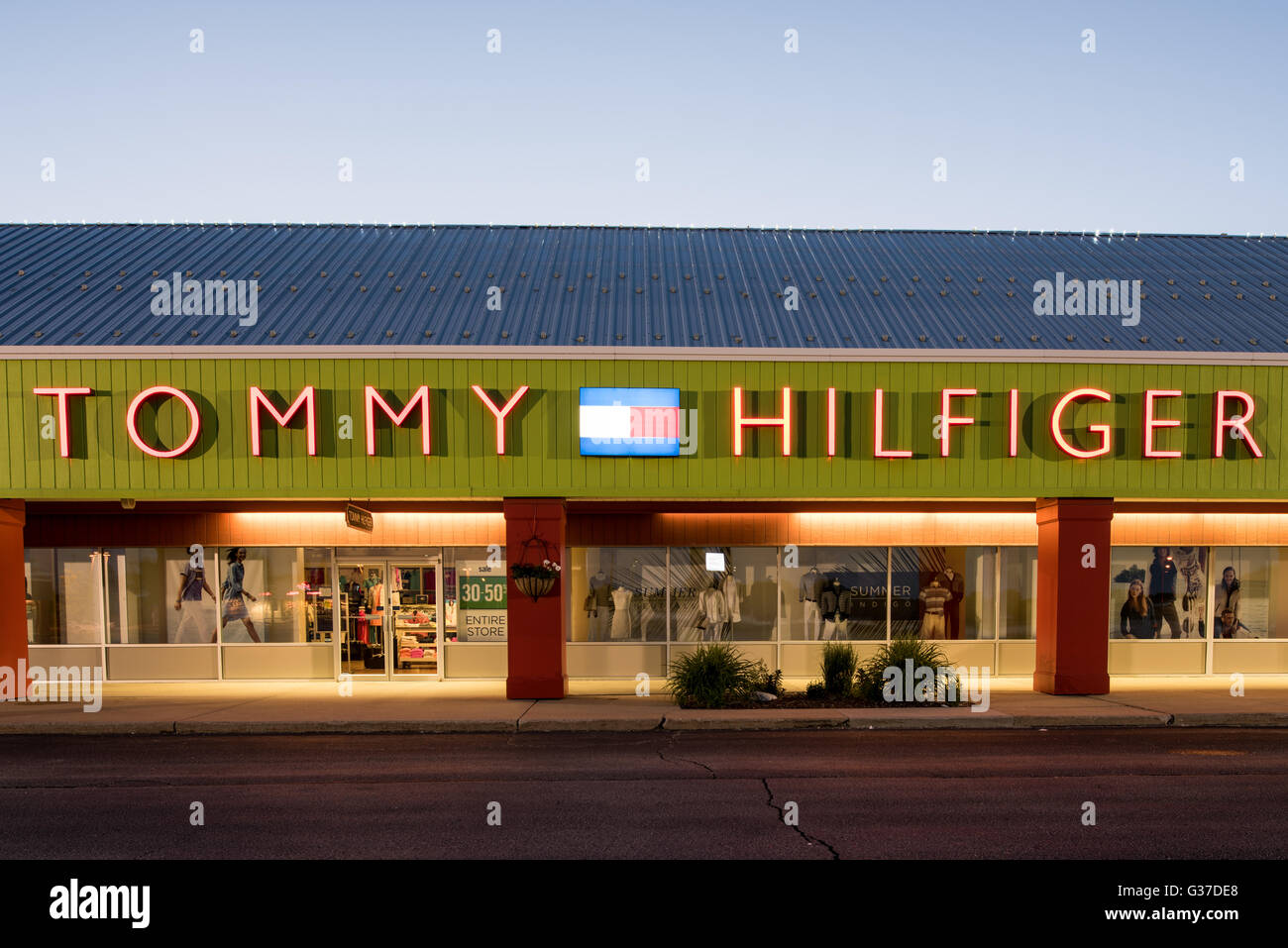 Oshkosh, WI - 5. Juni 2016: Tommy Hilfiger speichern Zeichen nachts beleuchtet Stockfoto