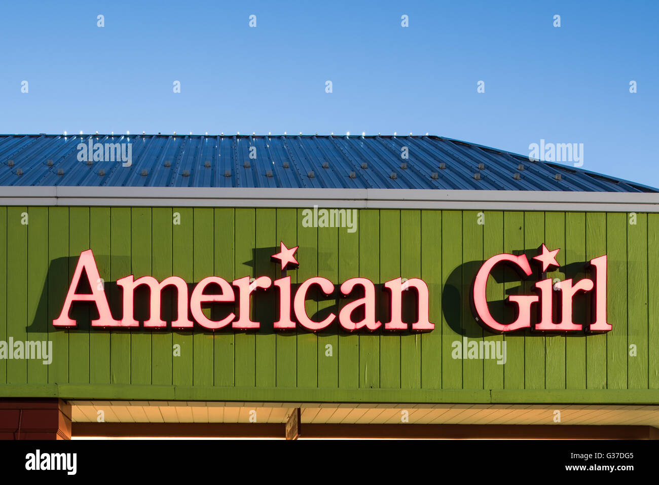 Oshkosh, WI - 5. Juni 2016: American Girl speichern Zeichen nachts beleuchtet Stockfoto